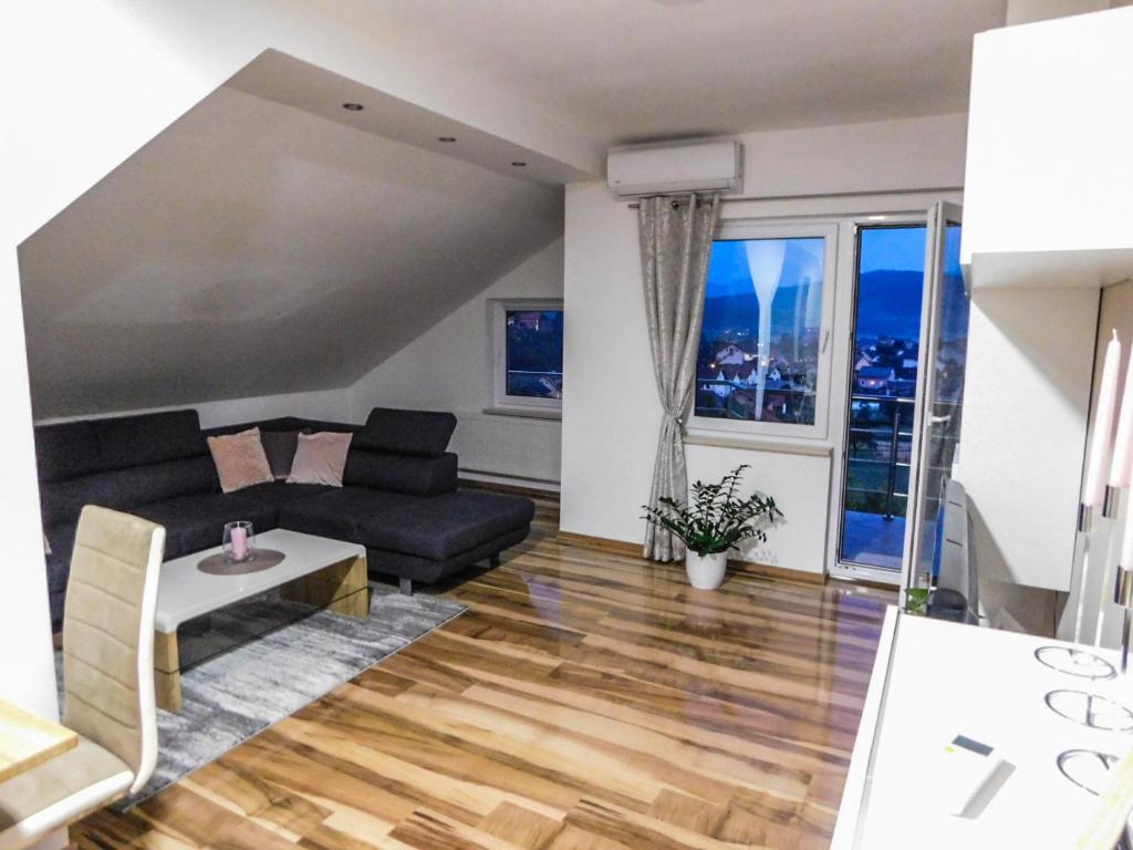 Dnevni boravak s kaučem i izlazom na balkon