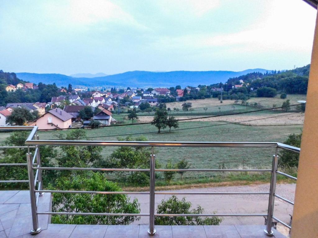 Apartman Lara u Otočcu — Balkon i pogled
